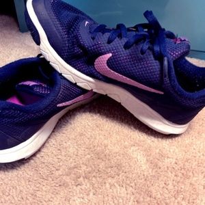 Women's Nike Revolution Size 6